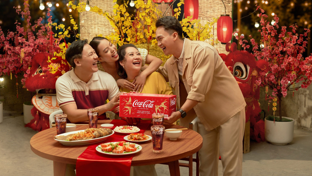 Nhắc đến Coca Cola, khách hàng sẽ liên tưởng đến niềm vui và sự hạnh phúc