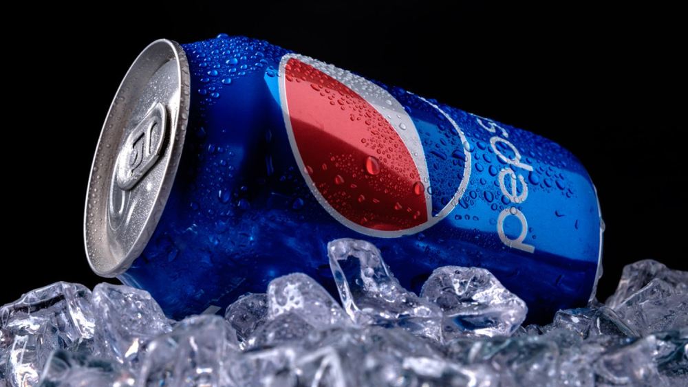 Màu sắc đặc trưng trong thiết kế của Pepsi là màu xanh lam, thể hiện sự tươi mát