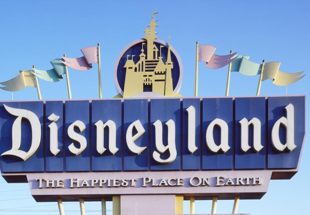 “The happiest place on the Earth - Nơi hạnh phúc nhất Trái đất” là câu tagline của Disneyland