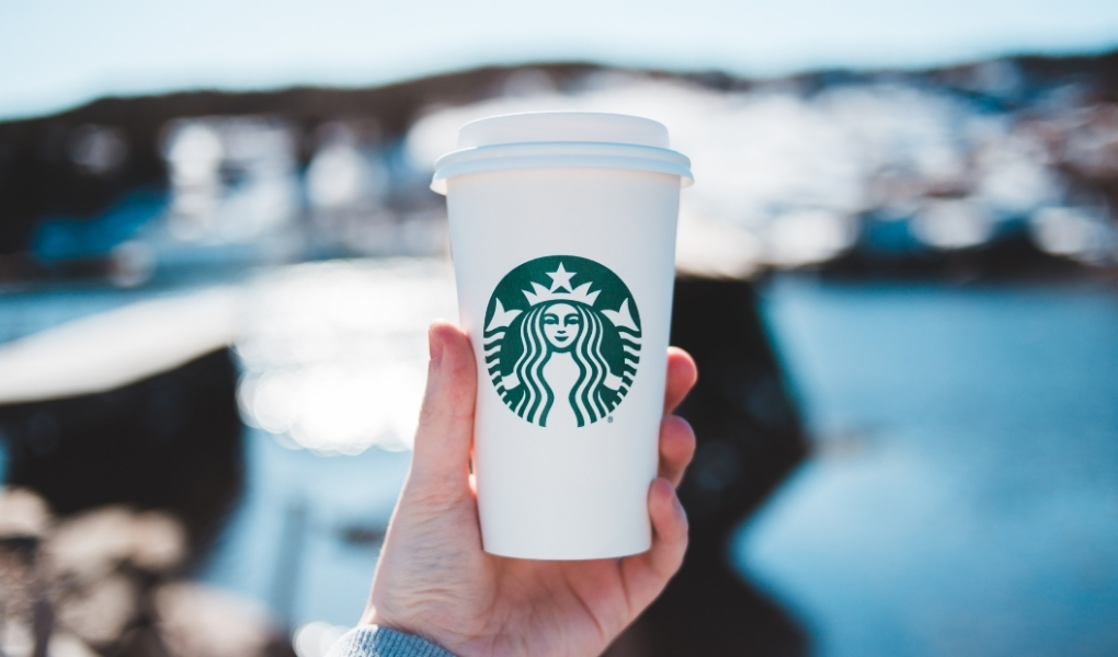 Starbucks nhận được nhiều tình cảm thương hiệu nhờ vào các cam kết với cộng đồng.