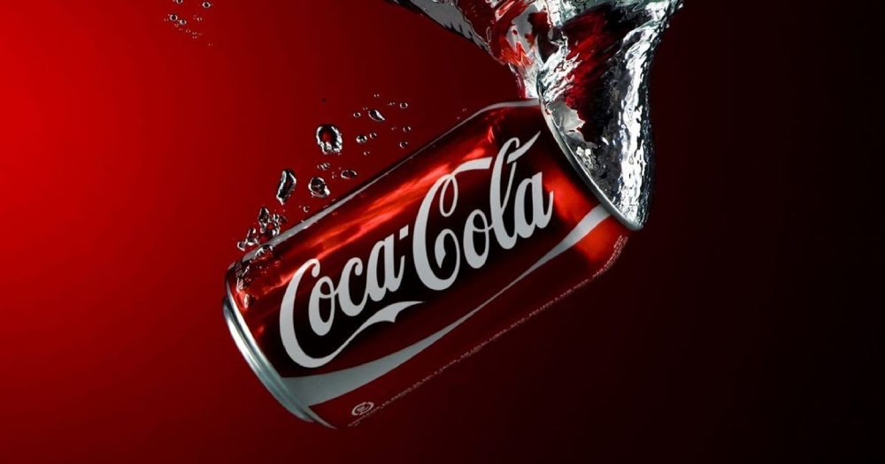 Quay lại phân tích ví dụ về cách xây dựng câu chuyện thương hiệu của Coca-Cola, chúng ta có thể trả lời 4 câu hỏi này như sau: Who: Coca-Cola là một thương hiệu nước giải khát uy tín, chất lượng sản phẩm tốt, có hương vị độc đáo với công thức sản xuất bí truyền. Mục tiêu chính là trở thành thương hiệu đồ uống giải khát số 1 thế giới, mang đến hạnh phúc, niềm vui và sự sảng khoái cho mọi người trên toàn cầu. What: Coca-Cola đáp ứng đa dạng nhu cầu của người tiêu dùng, sản xuất các loại nước giải khát có ga, gồm Coca-Cola, Sprite, Fanta, Schweppes và các loại nước ép, trà, cà phê. Thương hiệu sở hữu công thức pha chế nước giải khát độc quyền, mang đến sự khác biệt và khẳng định chất lượng sản phẩm, củng cố vị thế trên thương trường. Why: Ban đầu, Coca-Cola được tạo ra với mục đích chống đau đầu, mệt mỏi, tăng sự tỉnh táo. Tình cờ, một nhân viên quán ba đã nhầm lẫn khi pha siro Coca-Cola với nước soda. Và chính sự nhầm lẫn này đã thực sự tạo nên loại nước giải khát Coca-Cola chinh phục người tiêu dùng. How: Tính đến hiện tại, công thức của Coca-Cola vẫn là bí mật thương mại. Công ty Coca-Cola sẽ là đơn vị chịu trách nhiệm sản xuất chất lỏng cô đặc. Sau đó bán cho nhà máy đóng chai để tiếp tục hoàn thiện sản phẩm.