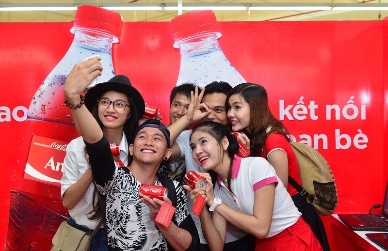 Tại Việt Nam, Coca-Cola cũng thành công vang dội, thu hút đông đảo sự tham gia của các bạn trẻ trên cả nước